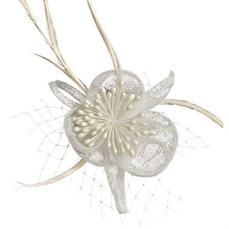 Elegant Hvid Blomsterbrosche med Fjer – 2-i-1 Hårklemme & Nålespænde.